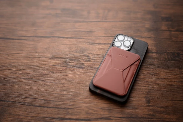 MOFT Snap-On スマホスタンド｜とりあえず役に立つスマホアクセサリー